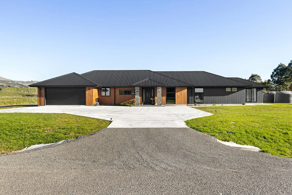 Fitzherbert 5બેડરૂમ A statement home in a scenic setting
