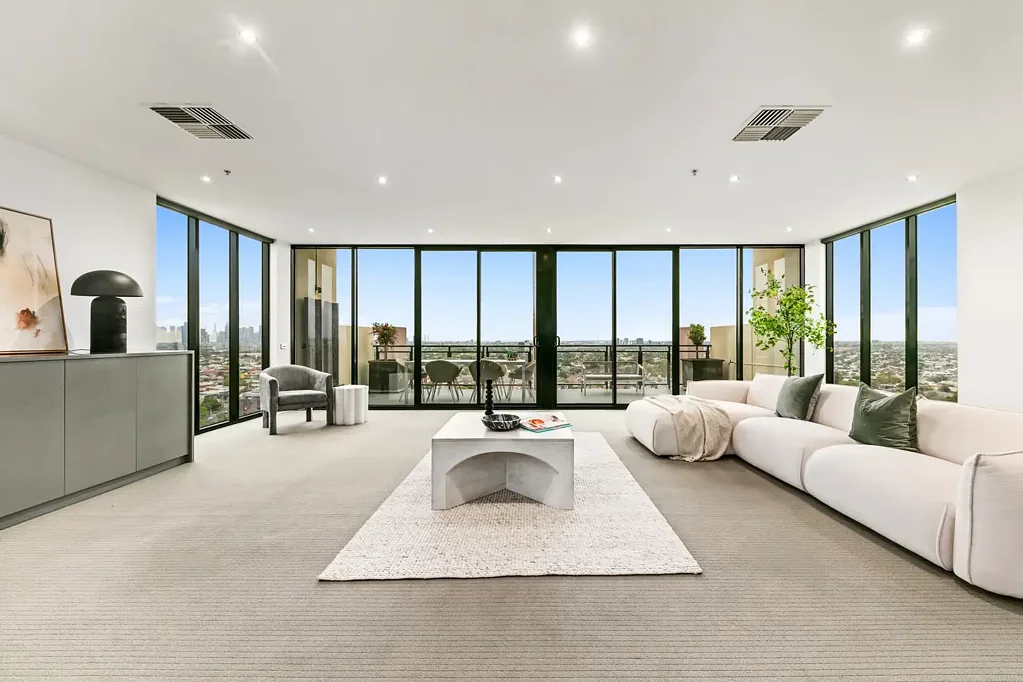 Moonee Ponds 4房 360度景观视野 335平米空间 三层设计 四阳台 奢华生活区 Smeg电器 舒适管道供暖 东北向卧室 私人套房 阳台露台 景观环绕 停车位 便捷生活 One of the most extraordinary residences Moonee Ponds has seen, a triple-storey penthouse in the sky!