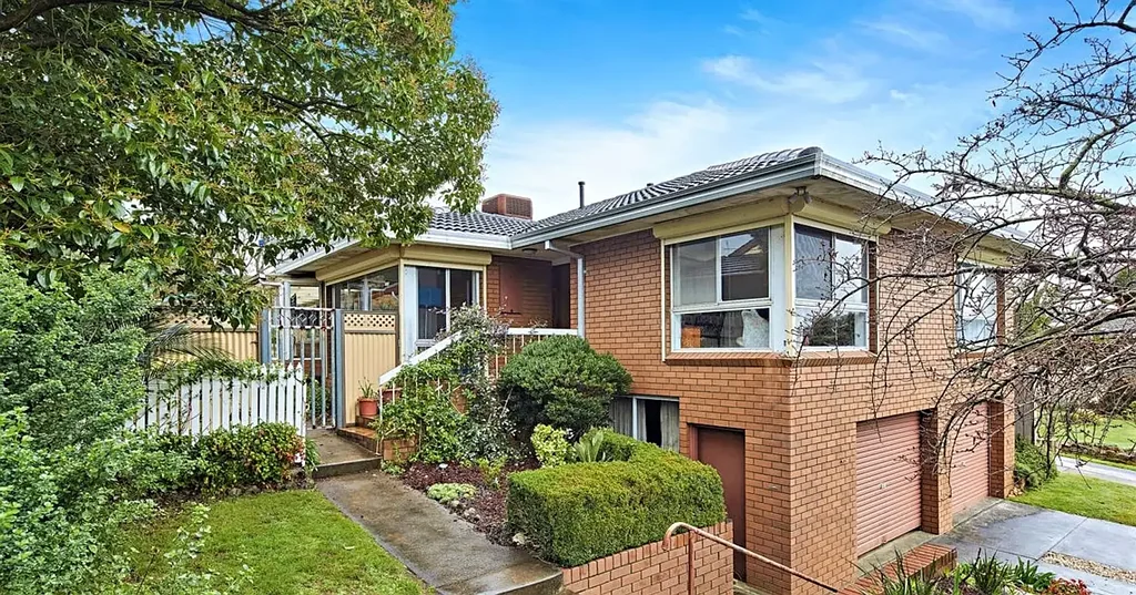 LARGE FAMILY HOME IN GREAT LOCATION!!!