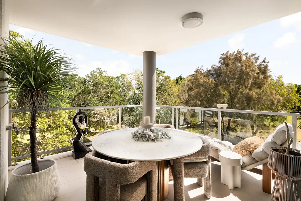 Hamilton 3બેડરૂમ A Rare Offering: Exclusive 3-Bed Corner Apartment in Watermarque