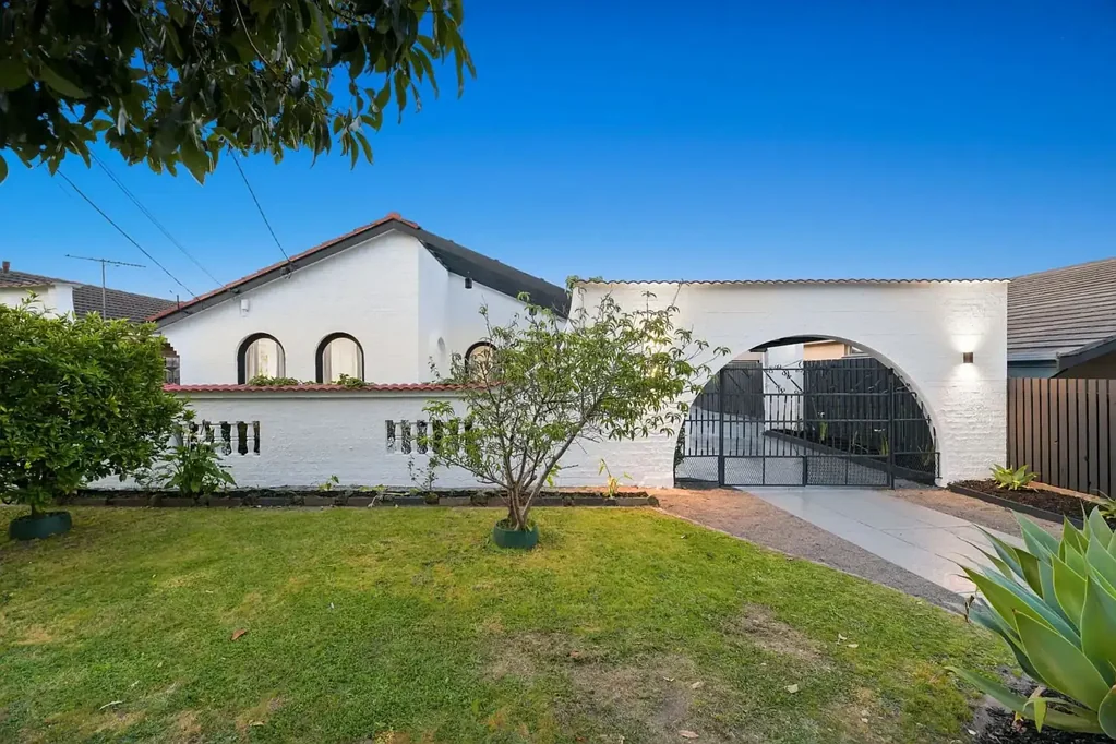 Keysborough 4房 “西班牙风情，坐拥凯斯博罗高端家庭社区” Spanish Inspired Charm in a Premium Family Pocket of Keysborough