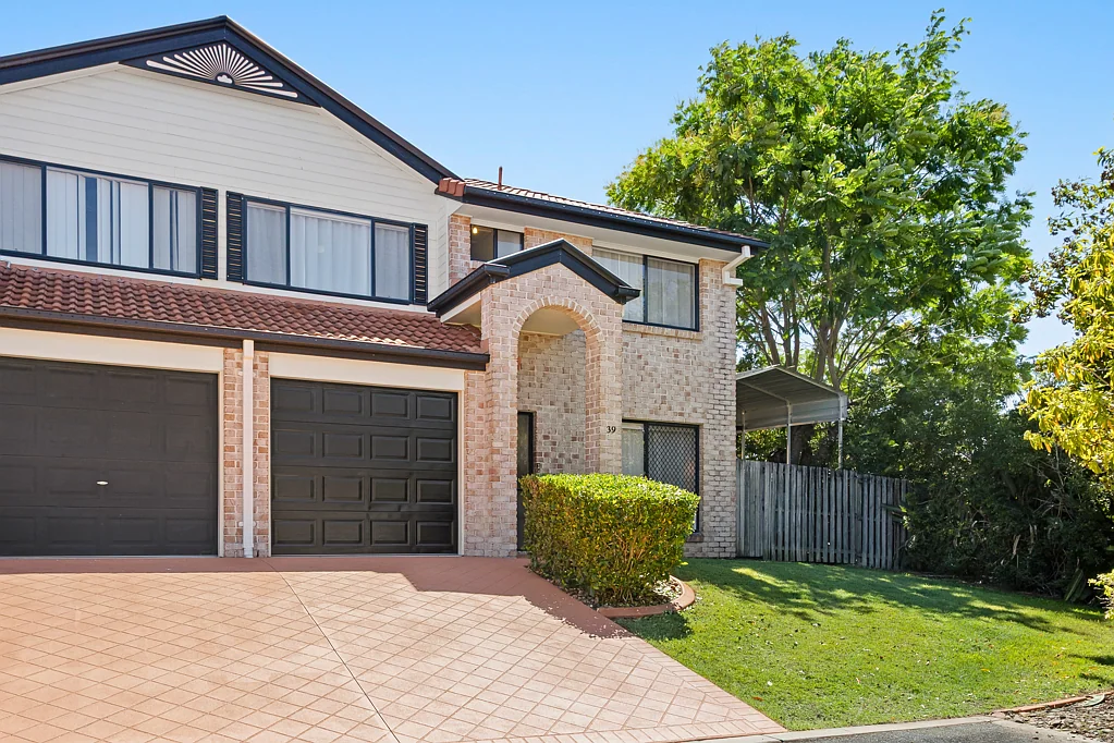 Pacific Pines 3chambre Spacious Split-Level Living in a Peaceful, Well-Maintained Complex!