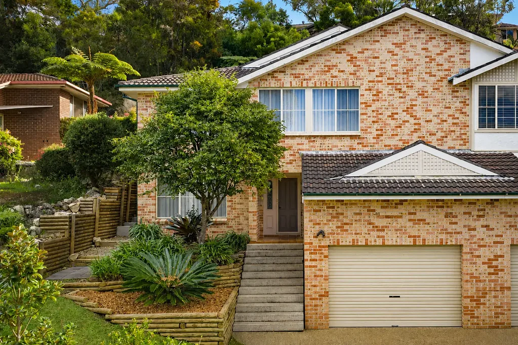 Berowra 3房 经过时尚翻新的住宅，享有私密丛林景观 Stylishly Renovated Home with Private Bush Outlooks