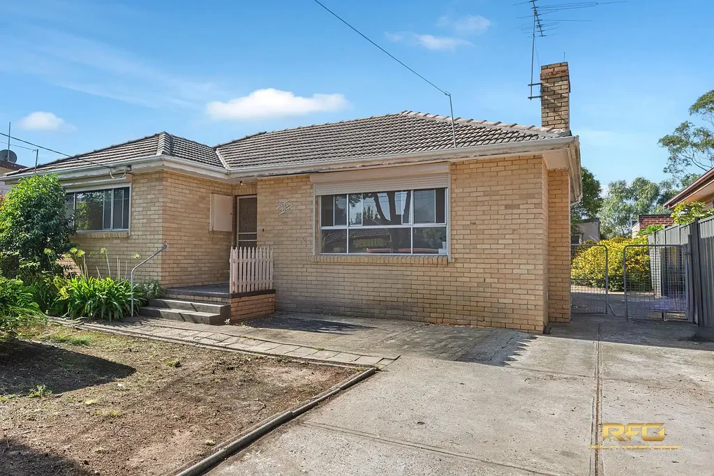 St Albans 3房 3卧温馨之家 650m²阔地 实用厨房 中央浴室 车库便利 近学校商店 紧邻车站 24 Glydon Avenue, St Albans - Family Home on 650m2