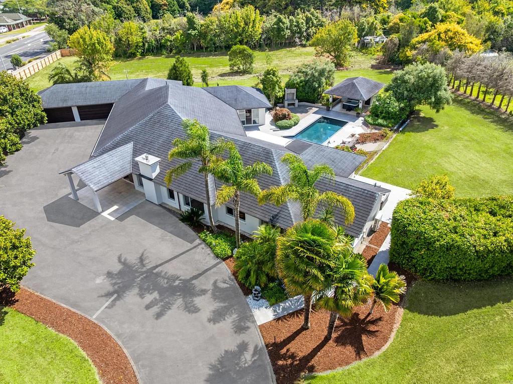 Karaka 5房  Big home. Real land. Exceptional location.