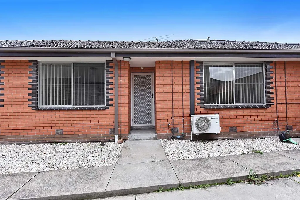 Freshly Updated 2-Bedroom Unit with Garage & Courtyard