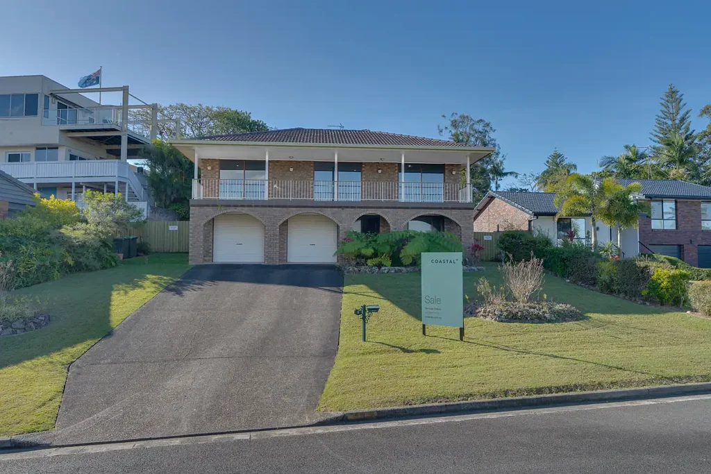 Southport 4Phòng ngủ First Time Offered in 50 Years - Solid Double Brick Home with Skyline & Mountain Views