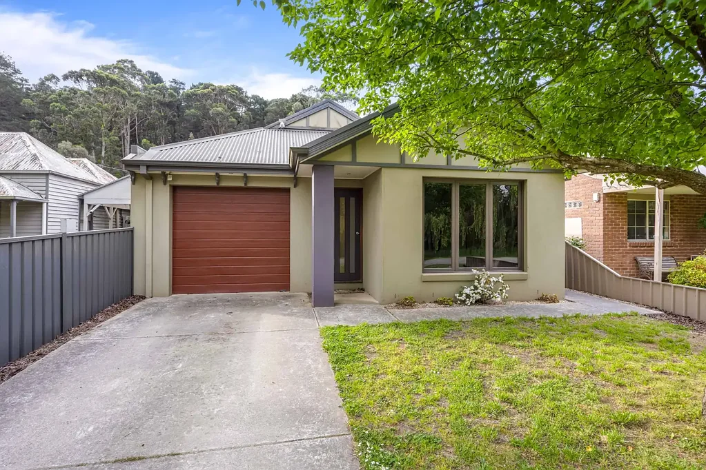 COMFORTABLE LIVING IN SOUGHT-AFTER BLACK HILL