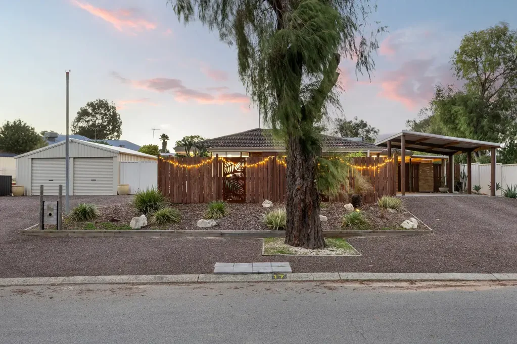 Dawesville 3房  Why: Because this premium coastal retreat offers immaculate and updated living for an immediate and move-in ready appeal