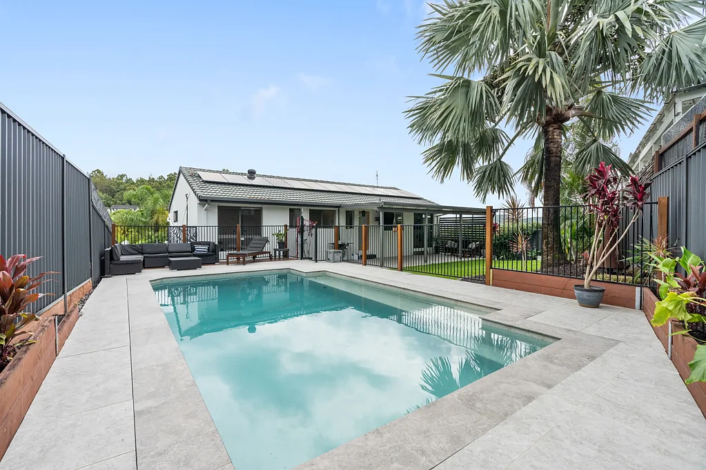 16 Dawnann Court, Carrara, QLD 4211