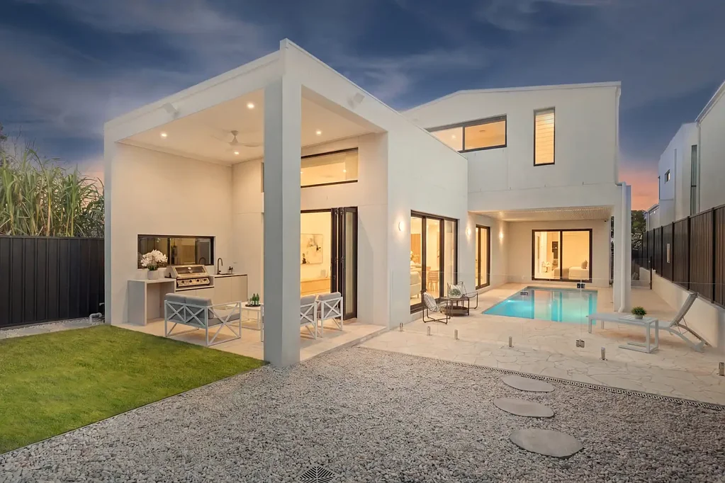Willoughby 6 Bedroom Elevated full brick free standing house with northernly aspect