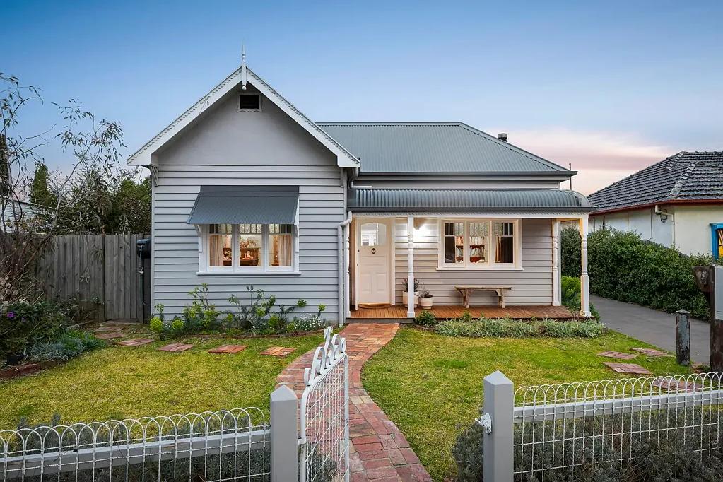 Fawkner 2房 Weatherboard facade 舒适厨房 私人露台 北向庭院 原木地板 空调暖气 车库储藏 轻轨近便 Period Charm Meets Modern Elegance
