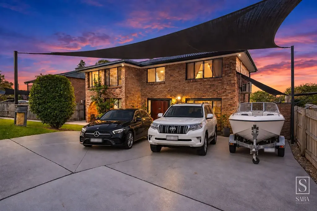 Riverhills 4कमरा Beautifully Presented Dual Living, Exceptional Parking & Mount Coot-tha Views