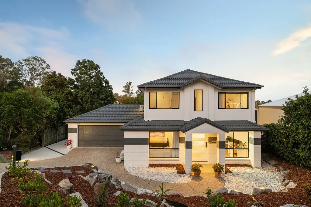 Kenmore 4 Slaapkamer Modern Family Living with Multiple Living Zones and Outdoor Entertaining