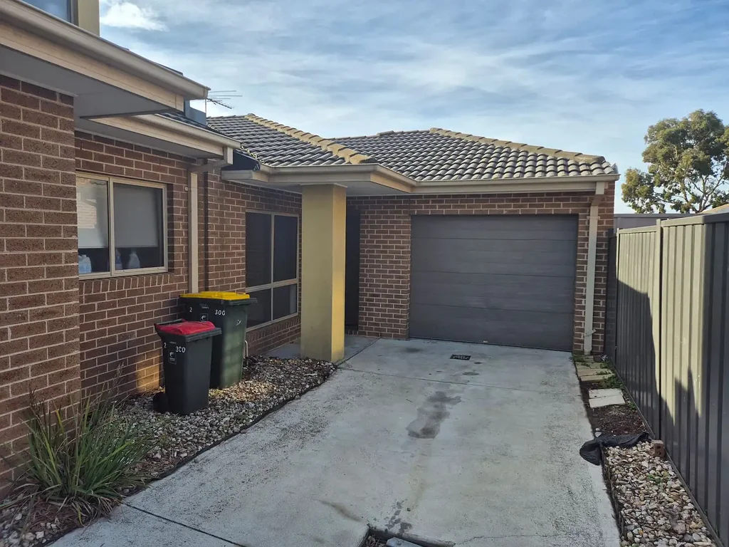 For Lease – Low Maintenance Living in a Prime, Ultra-Convenient Location in Deer Park