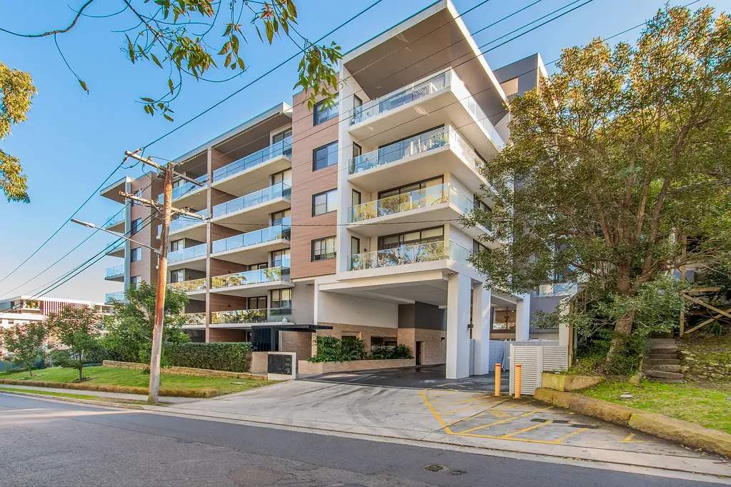 Gosford 2 Bedroom Modern Apartment in Convenient Location with Water Views