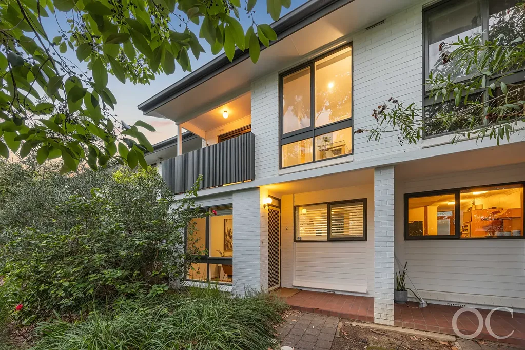 Hyde Park 2 Bedroom Open the Door to Dual-Level Calm with King William on Call