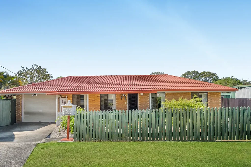 Rochedale South 3બેડરૂમ Exclusive Opportunity: Charming Family Residence on a Prized Corner Block