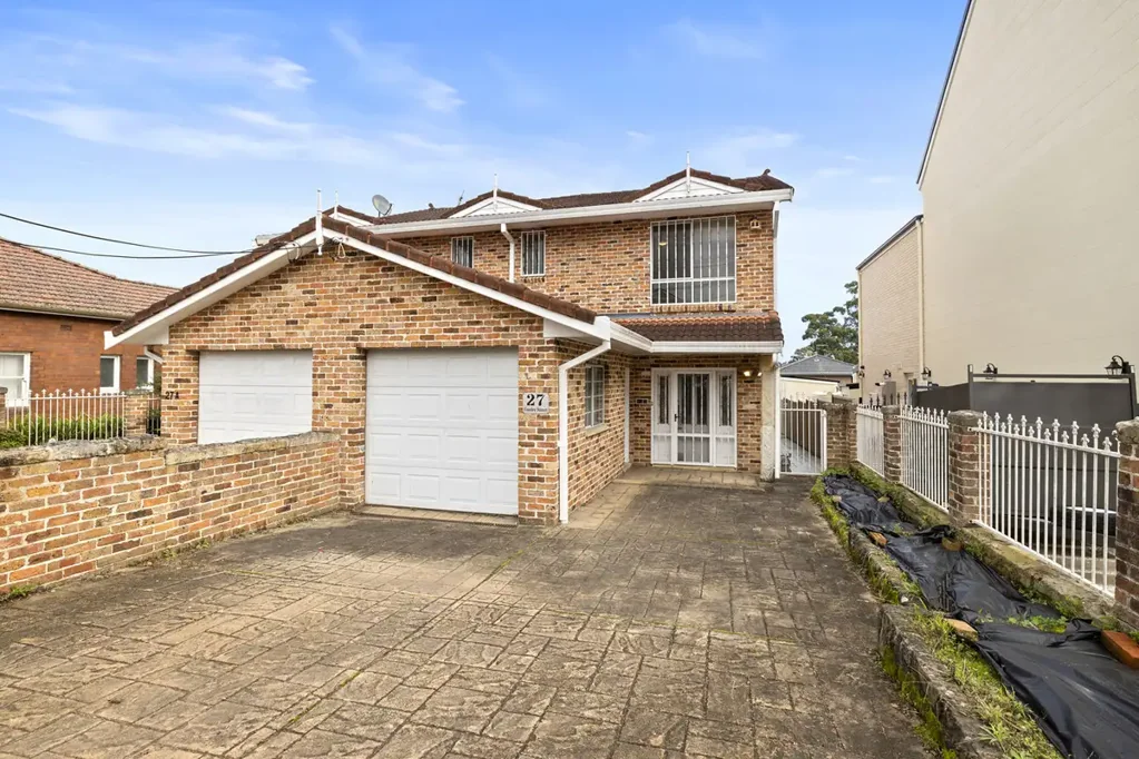 Burwood 3房 Burwood 黄金地段宽敞全砖复式住宅 Spacious Full Brick Duplex in Prime Burwood Location