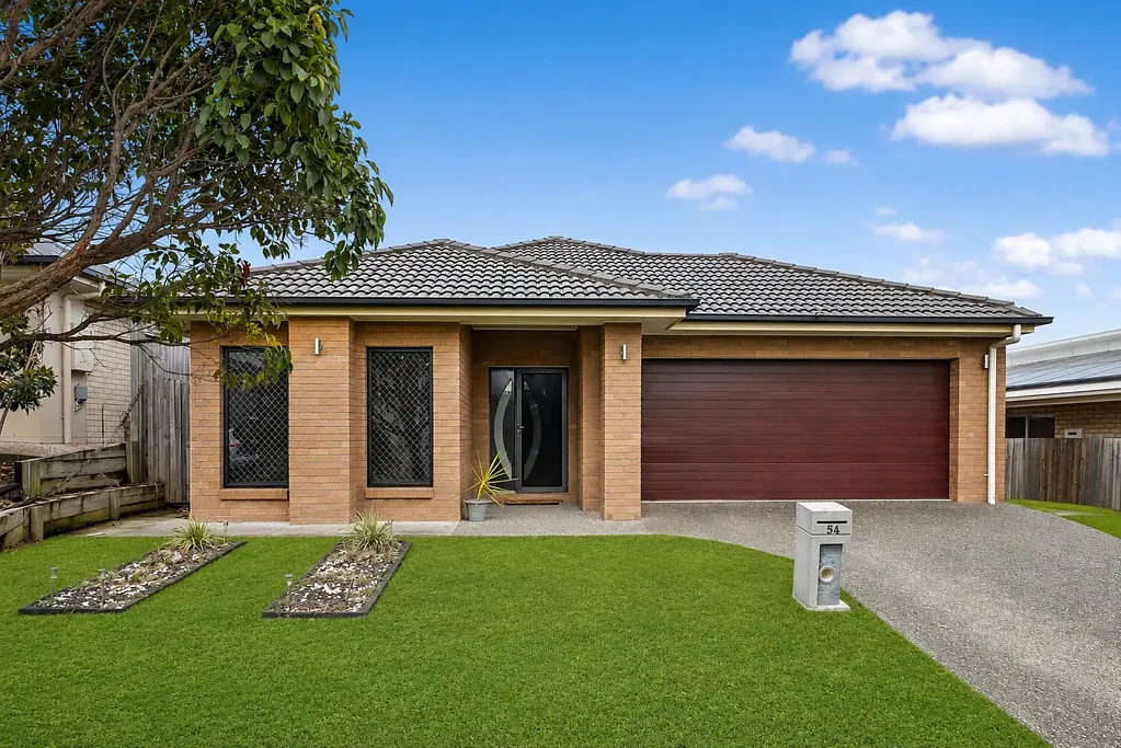 SPACIOUS LIVING WITH 2 ENSUITES