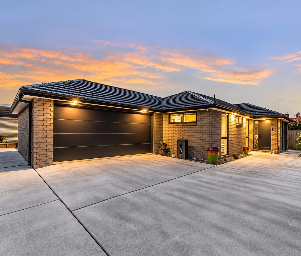 Levin 3Moenga Near New, High-End Living