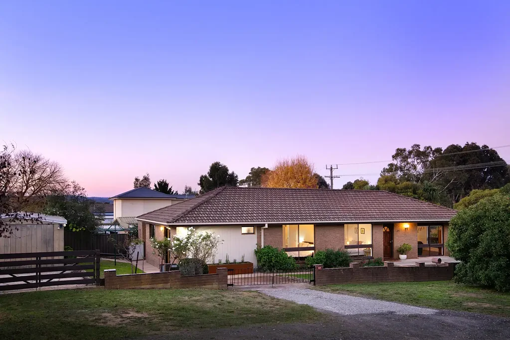 Castlemaine 4房  Classic brick beauty with versatile contemporary spaces.