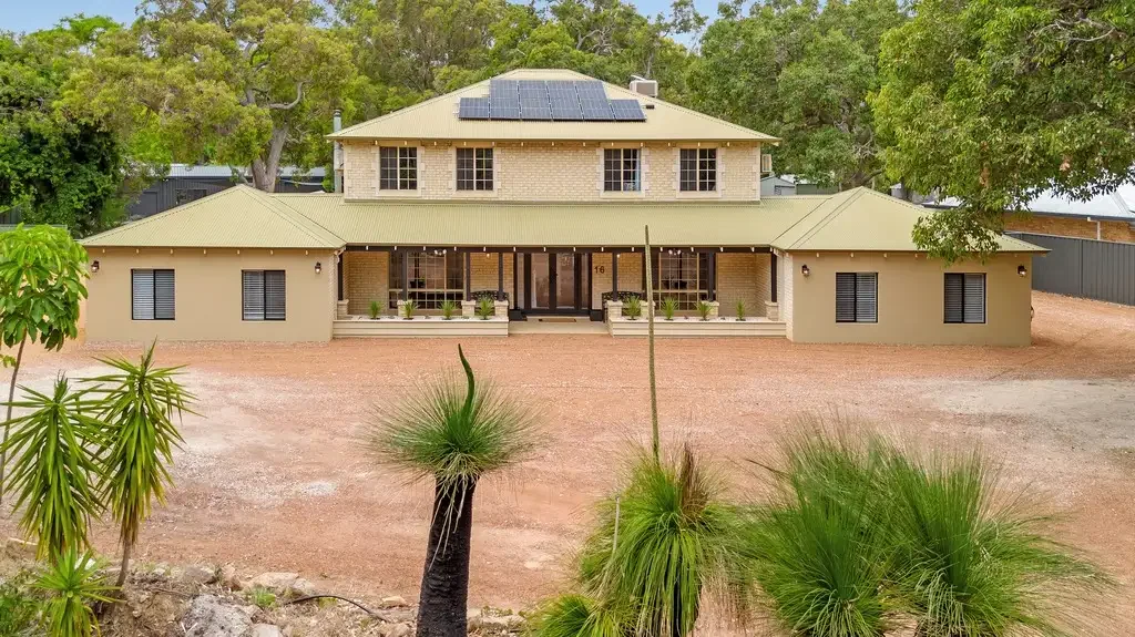 Falcon 6房  Your Dream Lifestyle Awaits on Stunning 1 Acre With Incredible Pool Area and Shed