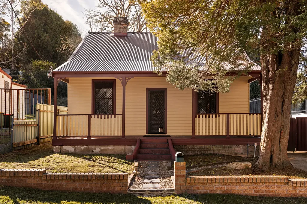 Katoomba 3Phòng ngủ Flexible Opportunity with E4 Zoning and Character Appeal