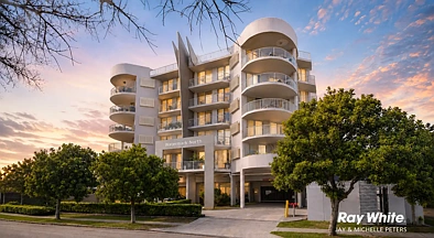 Redcliffe 2房  海岸优雅与轻松生活在此交汇，拥有双阳台，地处黄金地段！ AUCTION IF NOT SOLD PRIOR - Wednesday the 16th of September at 6pm - Location Ray White Scarborough