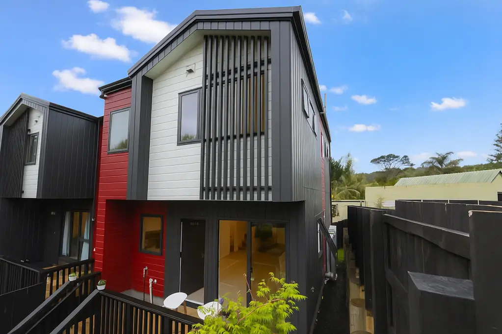 Bayview 3房  All Offers Wanted! Buy Now & Get a Free iPhone 17!