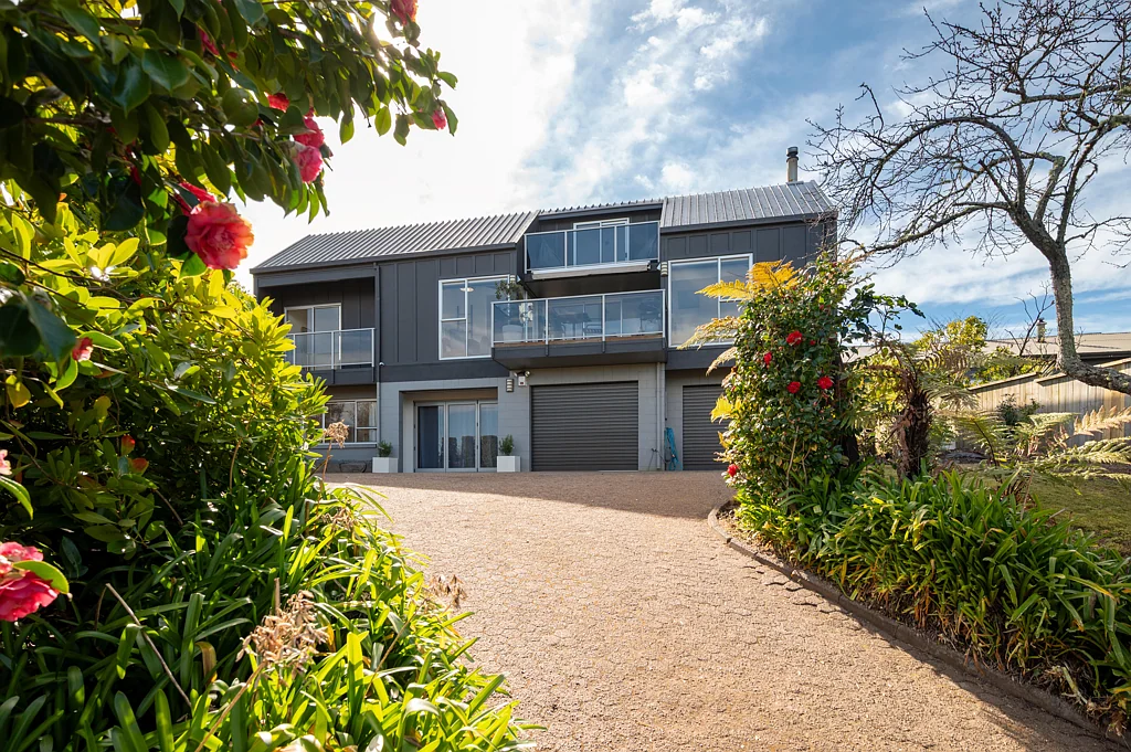 Taupo 4房  Prestige, views and versatility