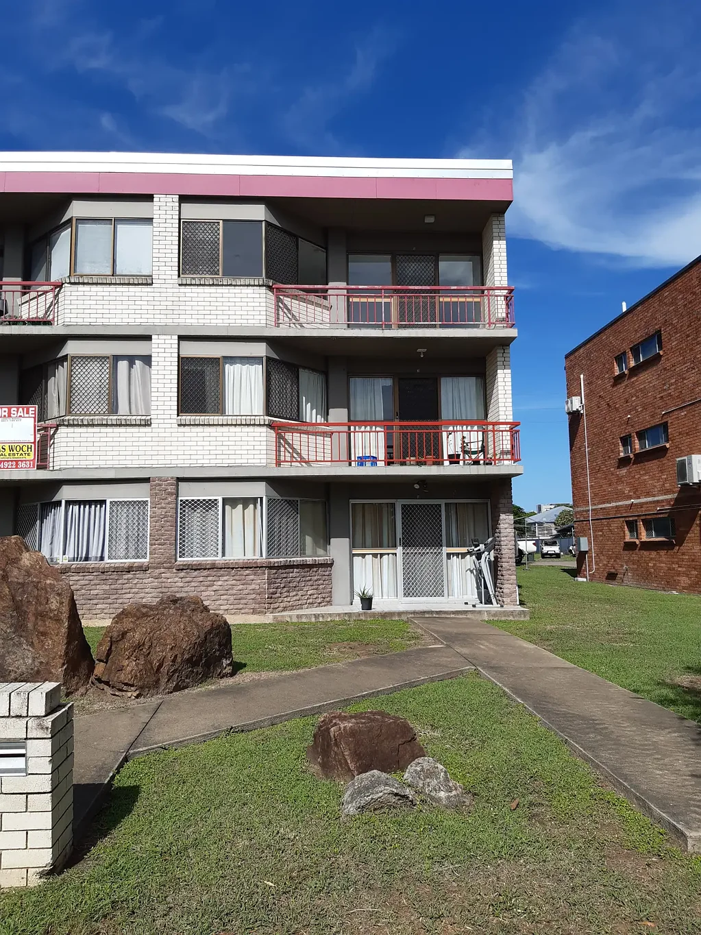 2 BEDROOM TOP FLOOR UNIT WITH A VIEW.