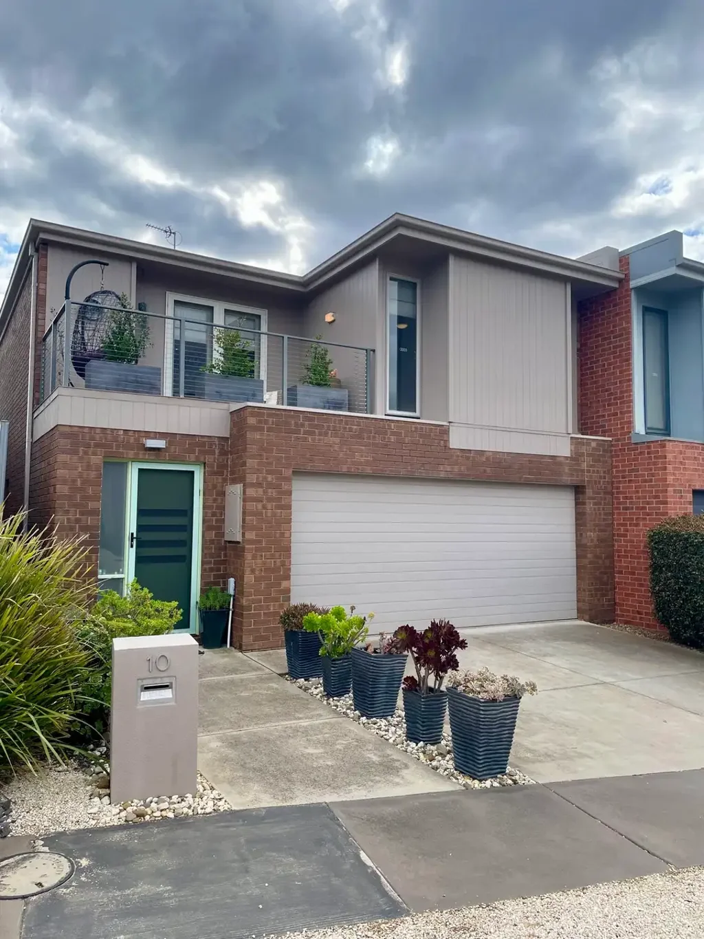 Townhouse close to La Trobe