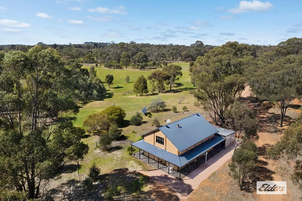 Shelbourne 3 Bedroom Rustic Mudbrick Home on 20 Acres