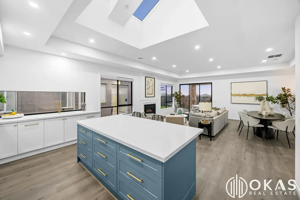 Tarneit 4Zimmer Stunning Display Home / 3m Hallway Ceiling / North facing frontage / Quick Drive to Tarneit Station & Central Shopping Centre!!!
