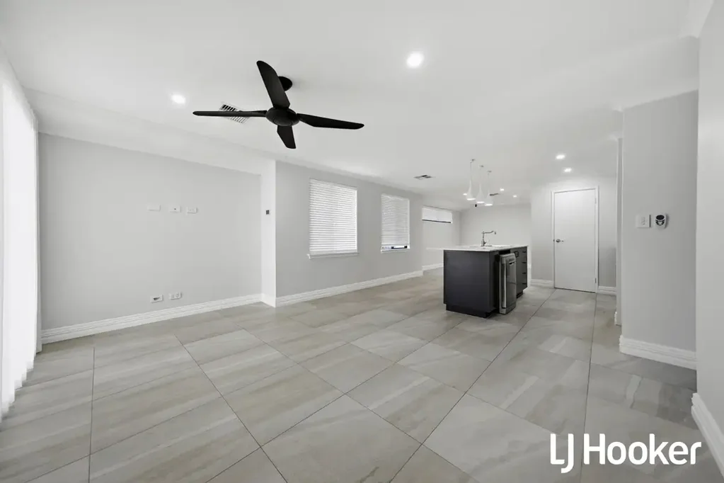Spacious Four-Bedroom Home in Alkimos!