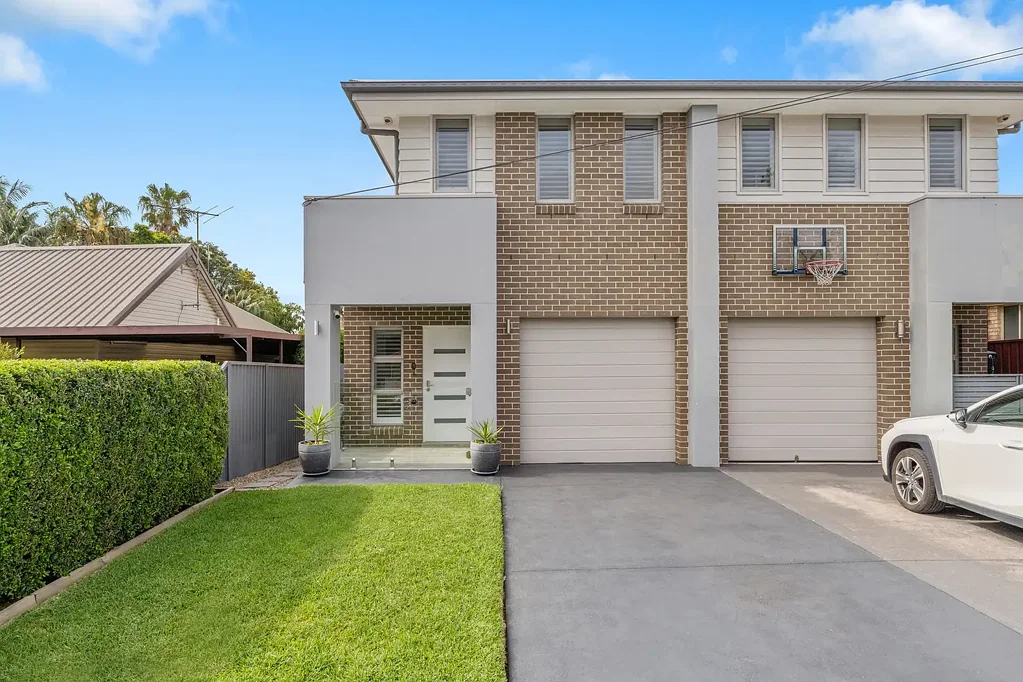 Jannali 4房 现代装修精致 优质装修流畅过渡 宽敞面积舒适娱乐 主卧套间地毯 浴室独立浴缸 厨房石材台面 开放式客厅自然光 遮阳娱乐区便利交通 Decked Out