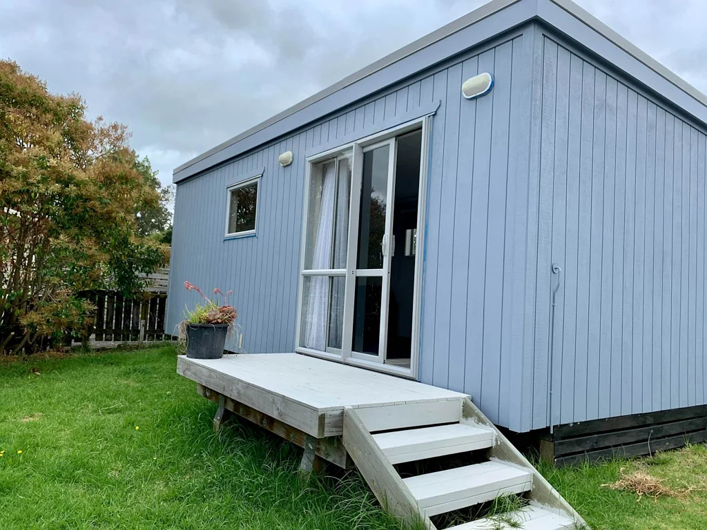 Free standing studio unit