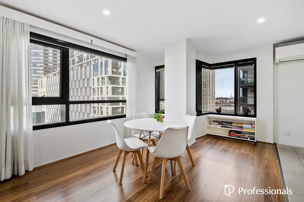 Docklands 2房  Fabulous, Light-Filled & Super Spacious 2-Bedroom with Water Views – Docklands Living at Its Best!