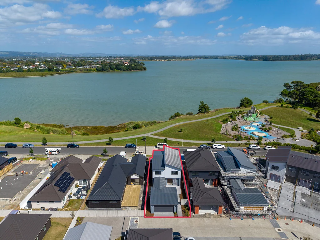 Conifer Grove 4 Slaapkamer Beautiful Home With Water Views!