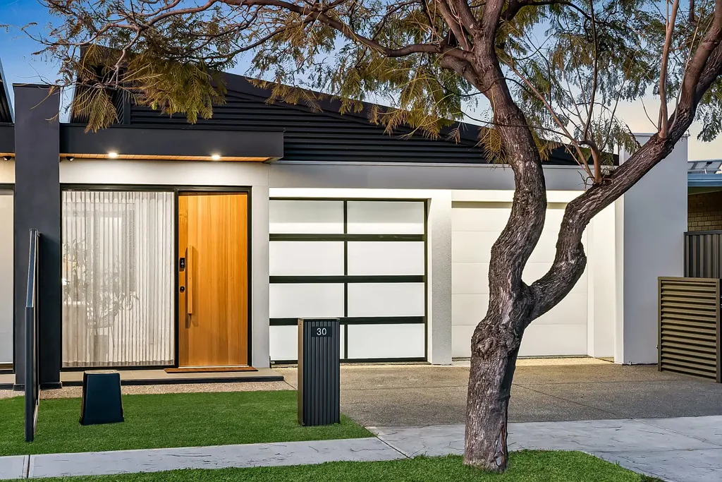 Royal Park 3 Bedroom Modern Chic In A Suburb On The Rise