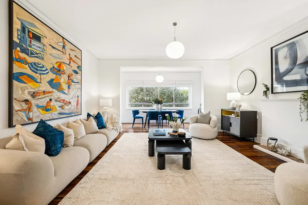 Bondi Beach 3房 Bondi Beach地段  艺术装饰风格  半独立式住宅  带锁车库式停车位  现代设施与时期固定装置  宽敞起居和用餐区  时尚石材厨房  Bosch不锈钢电器  宽敞卧室带内置衣柜  装饰风格浴室  原始木地板高天花板  无共用墙壁  共享花园和露台  安全停车场停车位  步行至Bondi Beach酒吧咖啡馆 Stunning House-Sized Deco Apartment, a Moment's Stroll to Bondi Beach