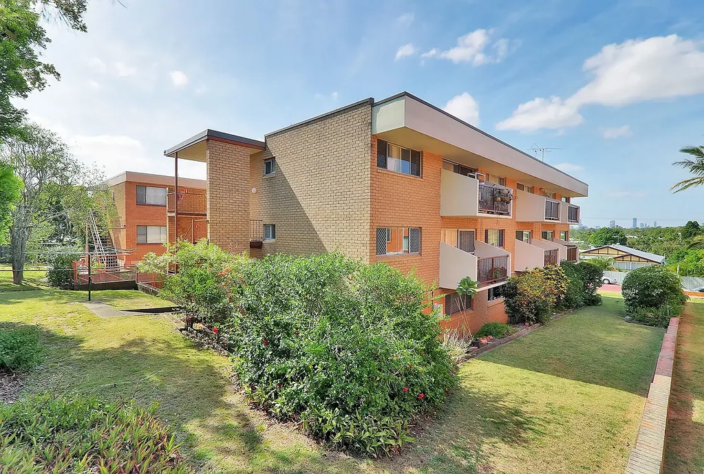 Moorooka 2房 精品社区低公摊 高地势朝北视野 开放式布局步行便利 Spacious North-Facing Apartment with City Views in Prime Moorooka Location