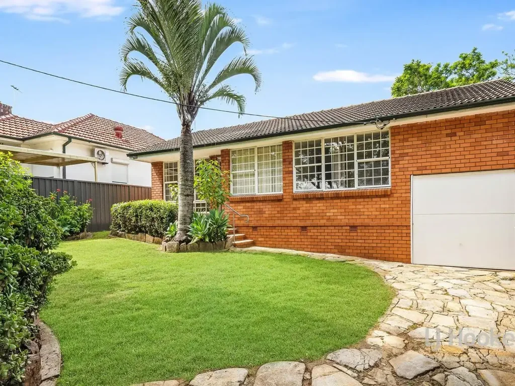 Spacious 6-Bedroom Family Home – Walk to Chester Hill