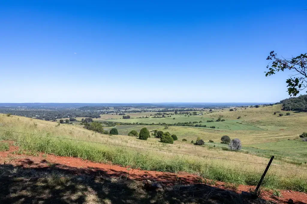 Kinleymore  Stunning home on 4.1 acres with views to die for and no neighbours!