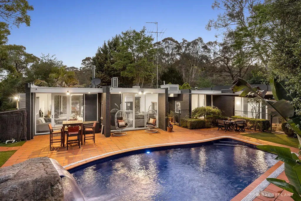 Donvale 5房 度假村风格地块 5334㎡泳池庭院 现代浴室设计 无缝室内外连接 独特半圆形结构 私立学校近邻 东岸购物中心便 Live an extraordinary life.