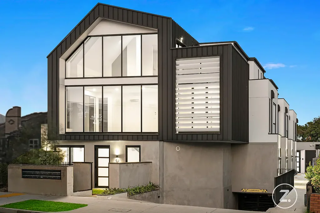 Altona North 3Zimmer Architectural Triple Level Living with 3 Ensuites, Courtyard and Secure Parking