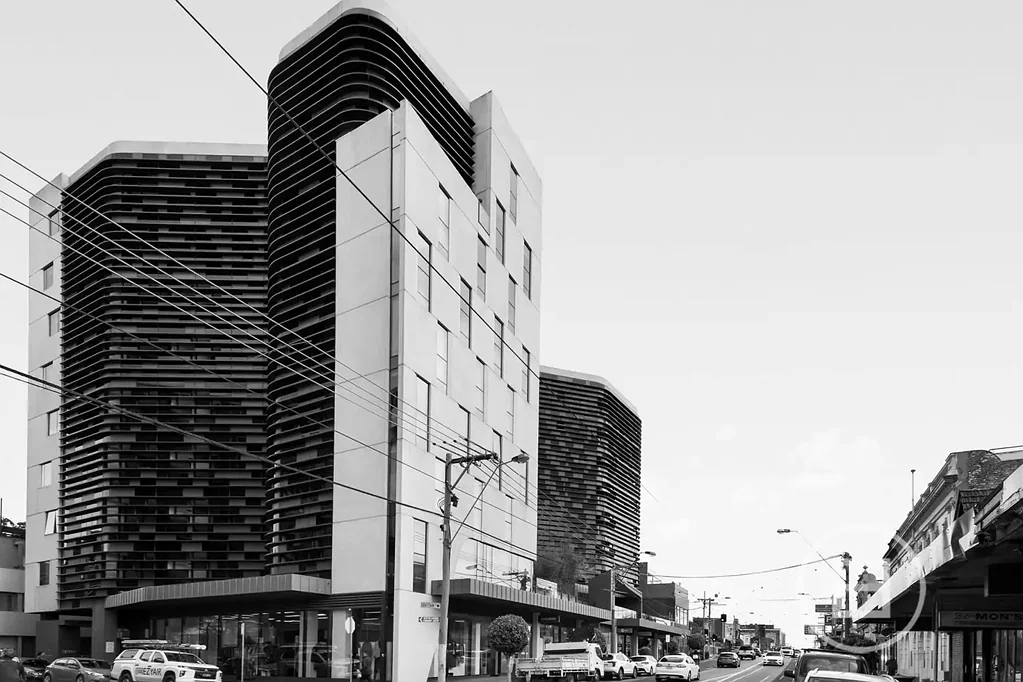 Prahran 2房 无敌天际线视野 Liebherr冰箱高端电器 日式花园宁静 社区氛围优雅 步行生活便利 Expressions of Interest closing Tuesday 28th July at 1pm (unless sold prior)
