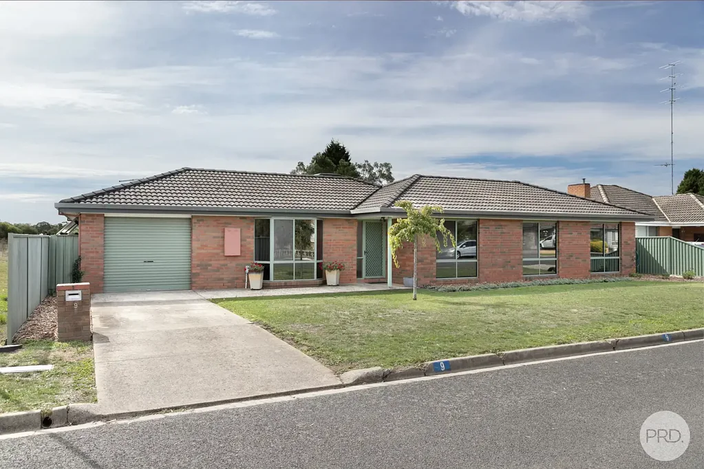 SPACIOUS SEBASTOPOL HOME WITH EXCEPTIONAL STORAGE & YARD SPACE