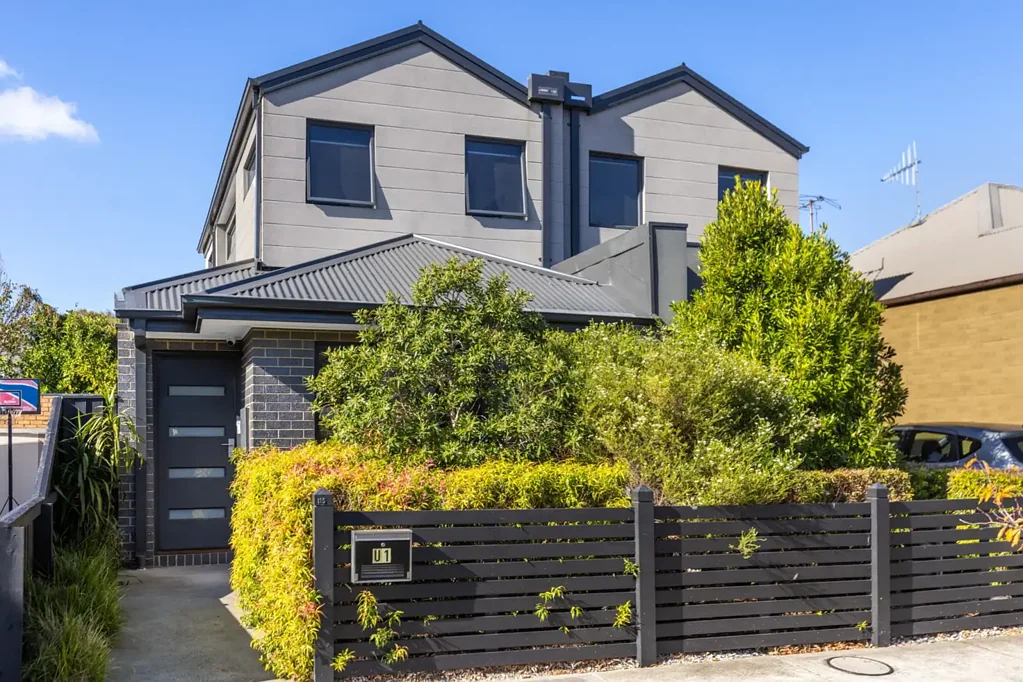 Footscray 2chambre Modern duplex living with abundant light and expansive outdoor space